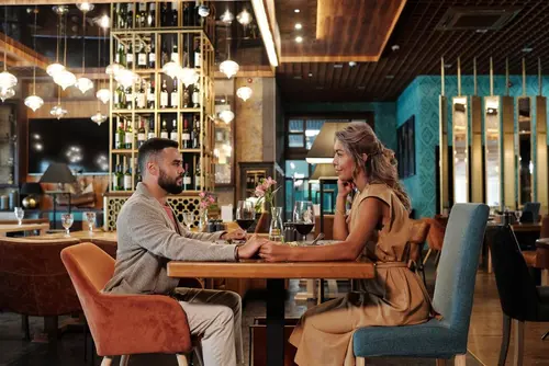 Bar élégant et rencontres